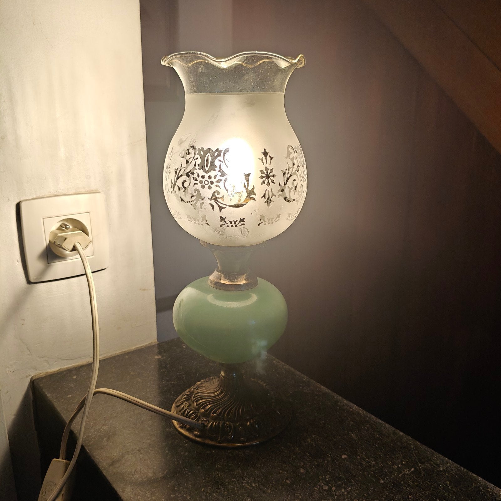 Vintage tafellamp met groen opaline glas & geëtste glazen ka, Huis en Inrichting, Lampen | Tafellampen, Groen, Nachtlamp, Ophalen of Verzenden