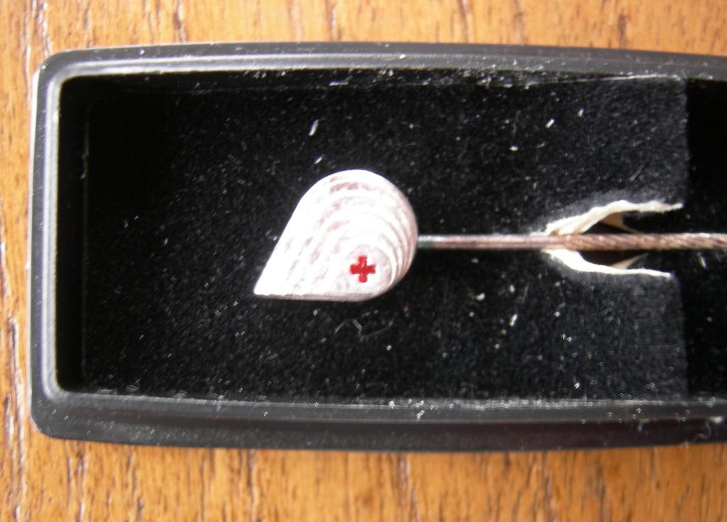 Sanquin Zilverkleurig dasspeld van een bloeddruppel., Verzamelen, Ophalen of Verzenden, Zo goed als nieuw, Speldje of Pin