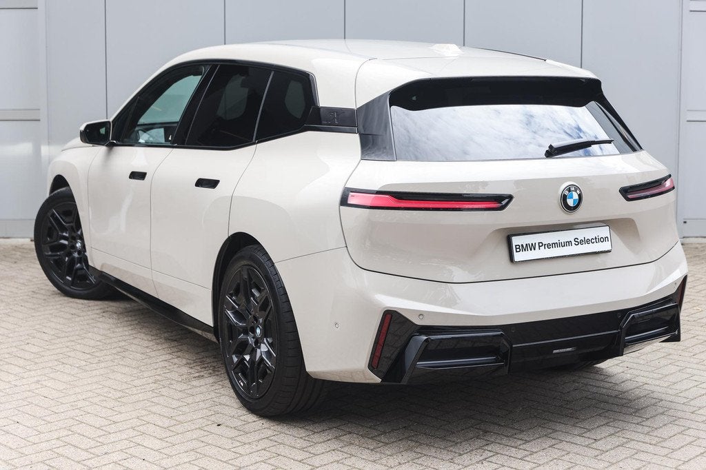 BMW iX xDrive45 M Sport / Comfort Access / Adaptieve LED / H, Auto's, BMW, Gebruikt, Met garantie (alle), 274 min, Vierwielaandrijving