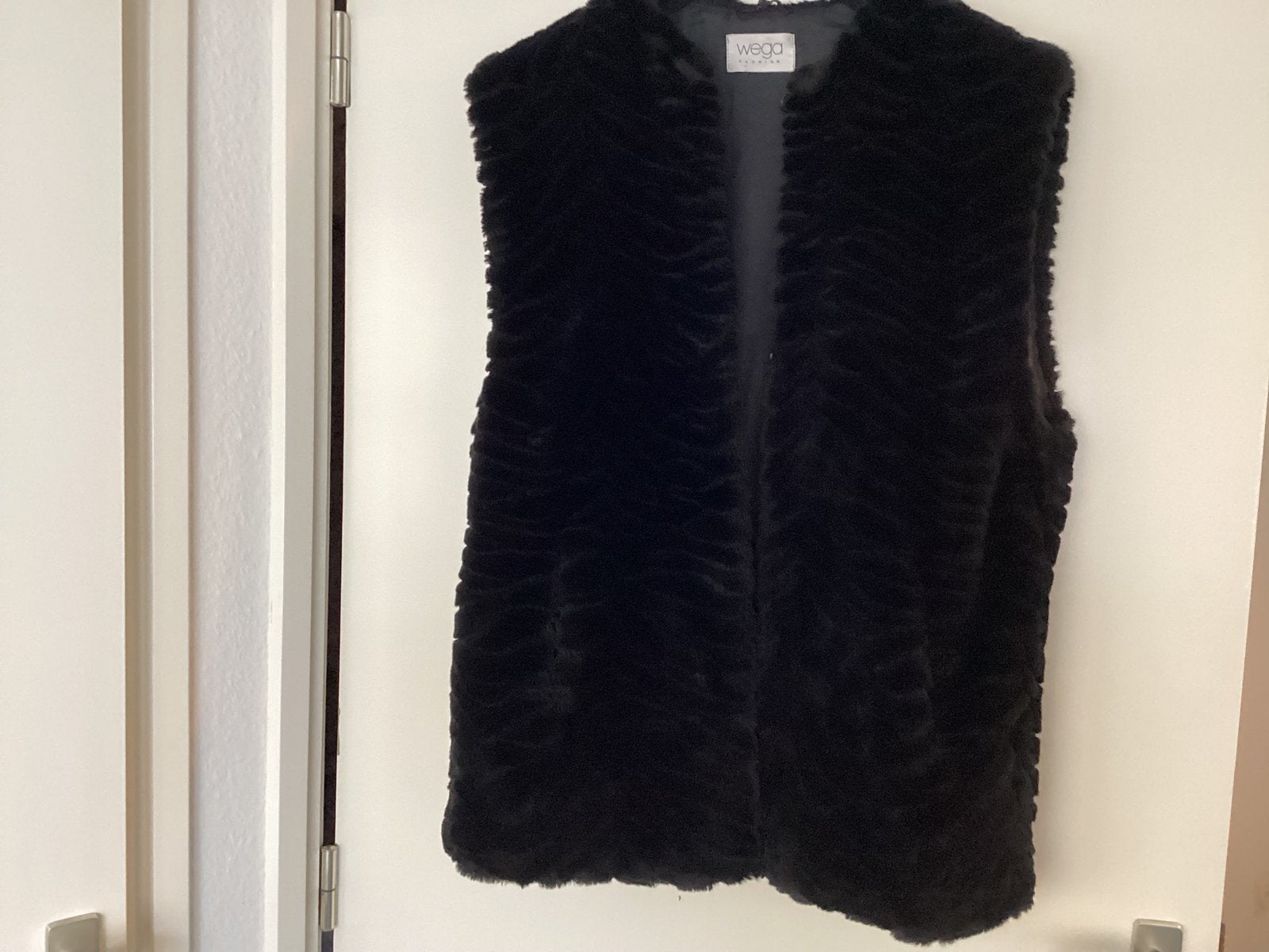 Zwarte nep bont Bodywarmer maat L merk WEGA €19;50, Kleding | Dames, Bodywarmers, Ophalen, Zo goed als nieuw, Maat 38/40 (M), Zwart