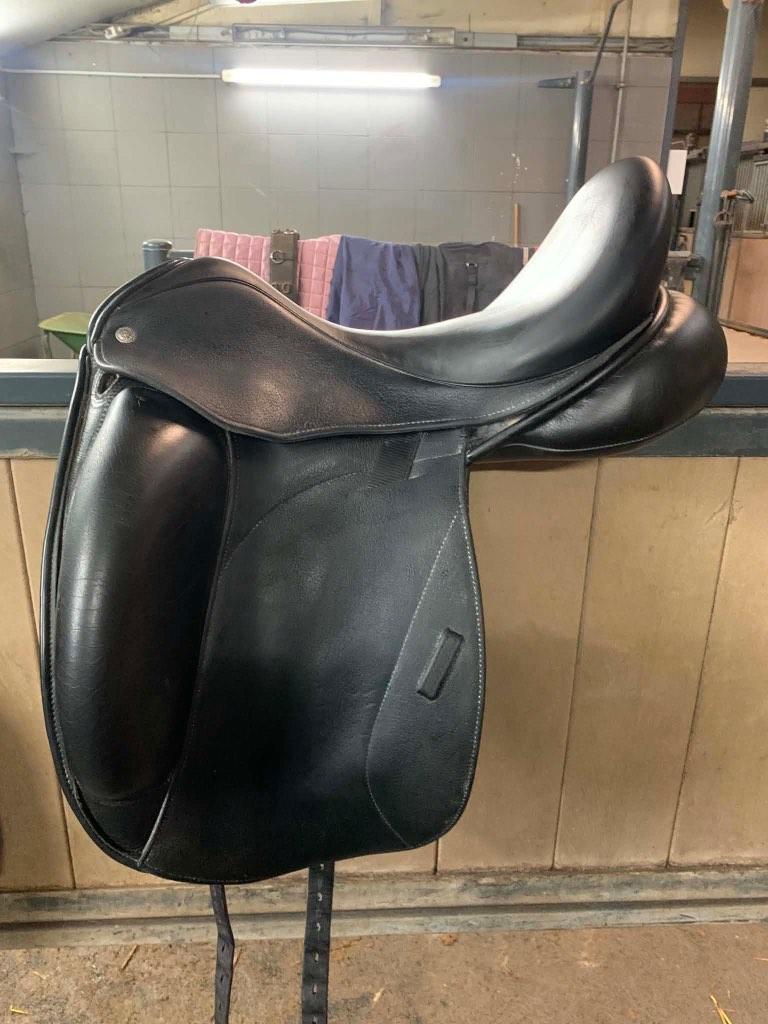 Custom Icon Flight dressuurzadel 18 inch, Dieren en Toebehoren, Paarden en Pony's | Zadels, Ophalen of Verzenden, Zo goed als nieuw