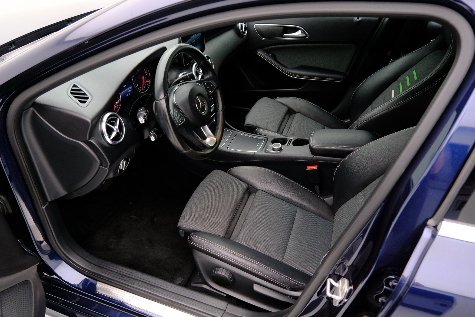 Foto 3 van Mercedes-Benz A-klasse 160 Ambition Aut. LED|Navi|1e Eig|Hal