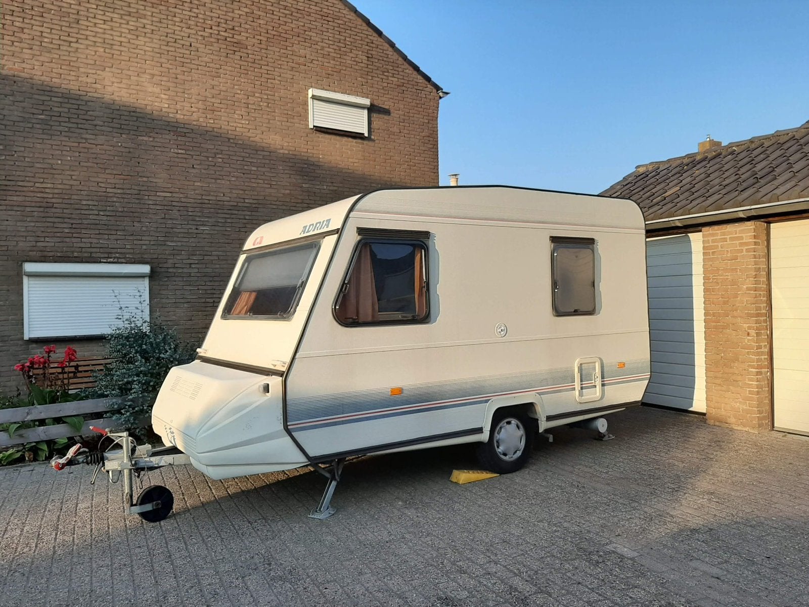 Opgeknapte caravan (Adria) uit 1993, Caravans en Kamperen, Caravans, Particulier, Adria, Luifel, 500 - 750 kg