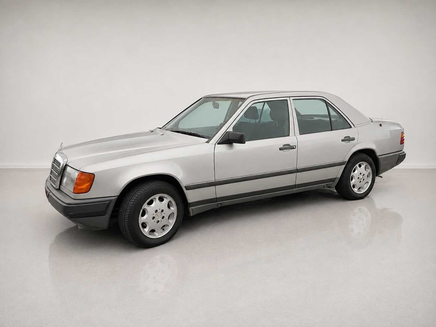 Mercedes - 230 - 230 e - Oldtimer, Auto's, Overige carrosserieën, Mercedes-Benz, Bedrijf, Handgeschakeld