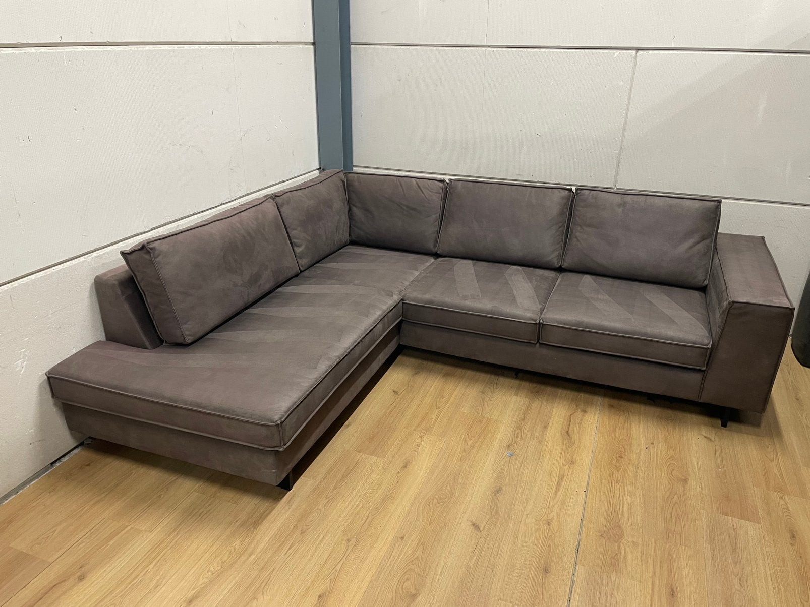 Mooie luxe suede taupe bruin grijze hoekbank - GEREINIGD!!!, Ophalen, 250 tot 300 cm, Luxe, Hoekbank