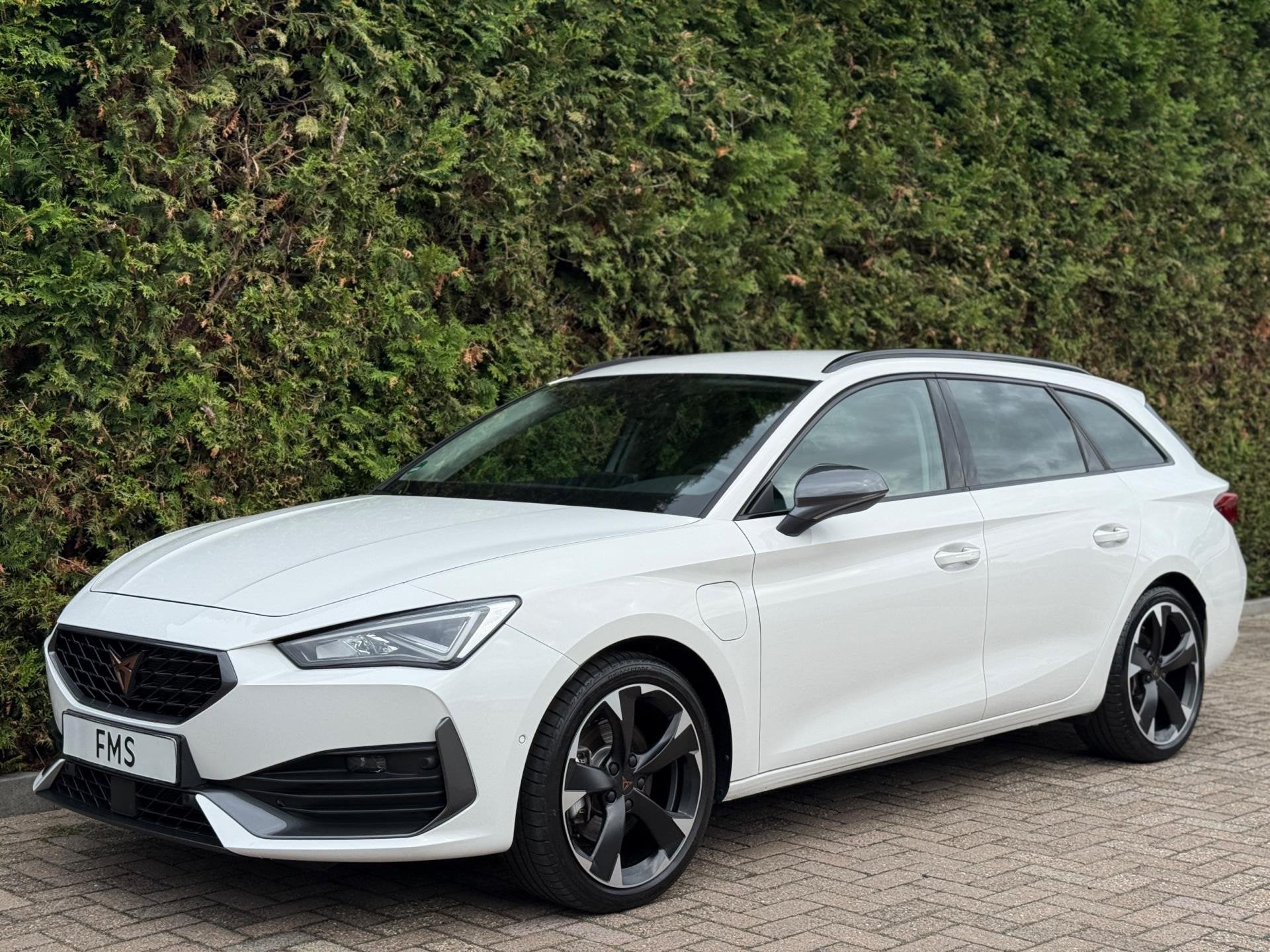 CUPRA Leon Sportstourer 1.4 e-Hybrid VZ CarPlay, Auto's, Cupra, Dealer onderhouden, 77 km/l, Gebruikt, Zwart