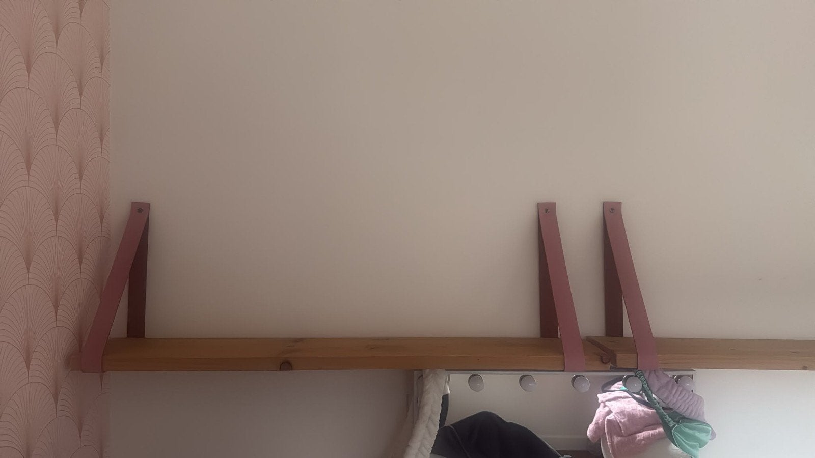 2x Wandplank met oudroze/bruin leren ophangsysteem, Ophalen of Verzenden, Gebruikt