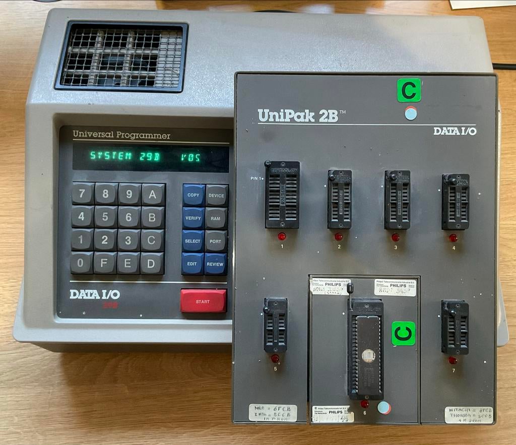 DATA I/O Universal Programmer met UniPak 2B en adapters, Computers en Software, Overige Computers en Software, Gebruikt, Ophalen of Verzenden