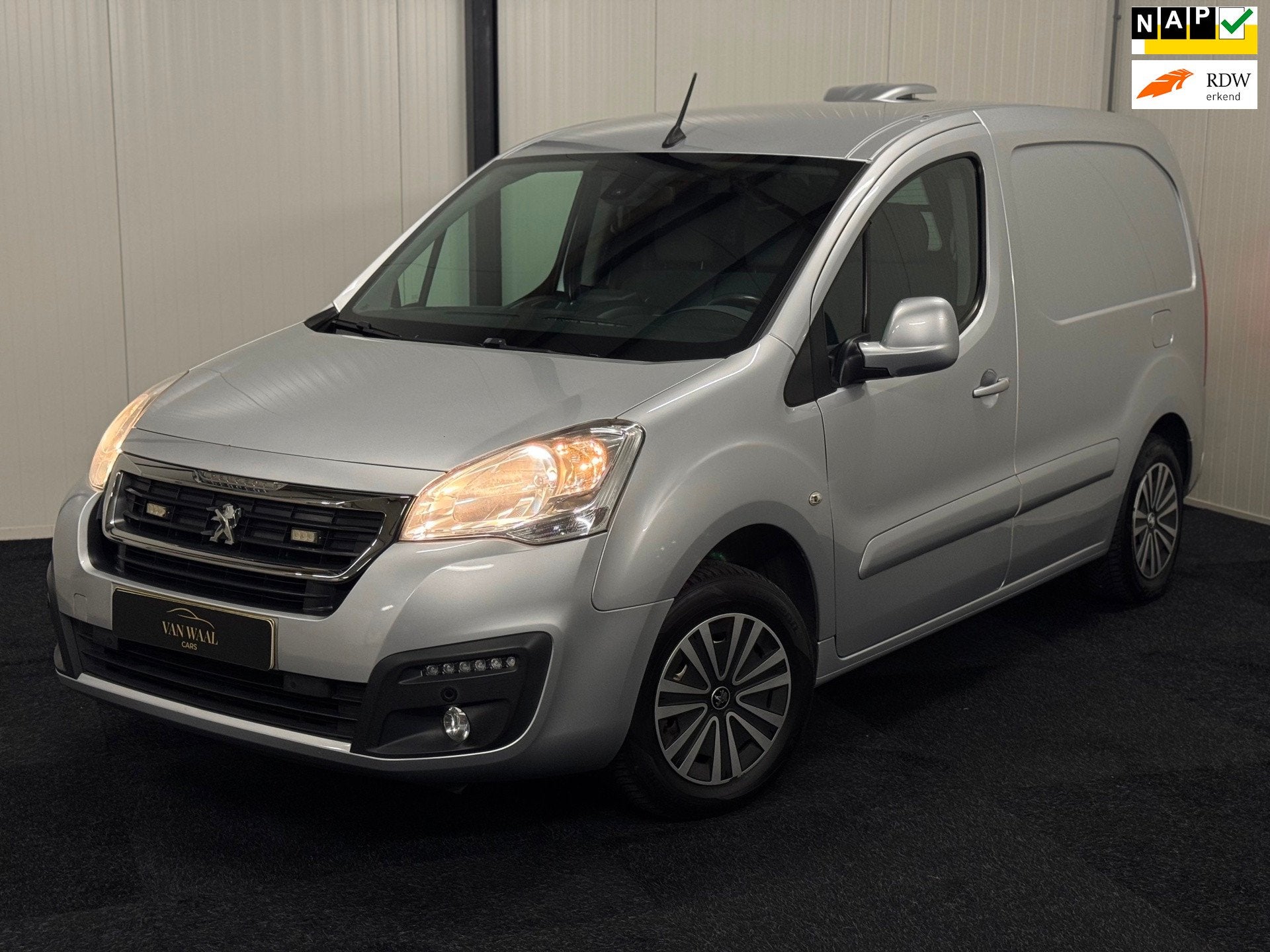 Peugeot Partner 120 1.6 BlueHDi 3P EURO6 AUTOMAAT|CARPLAY|CA, Stof, Gebruikt, Euro 6, 4 cilinders