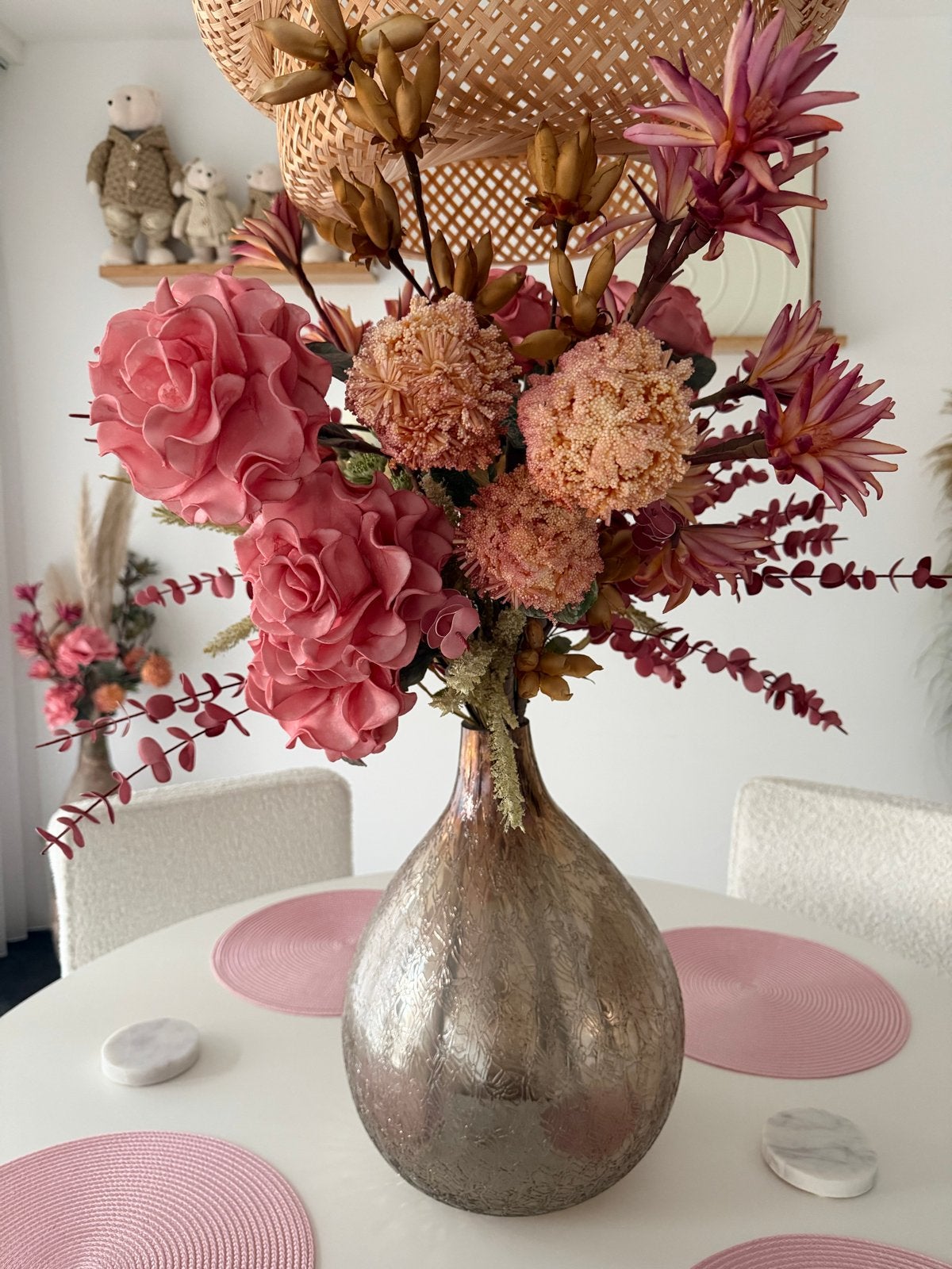 Grote glazen vaas met roze kunstbloemen, Gebruikt, Ophalen of Verzenden, Glas, Meerkleurig