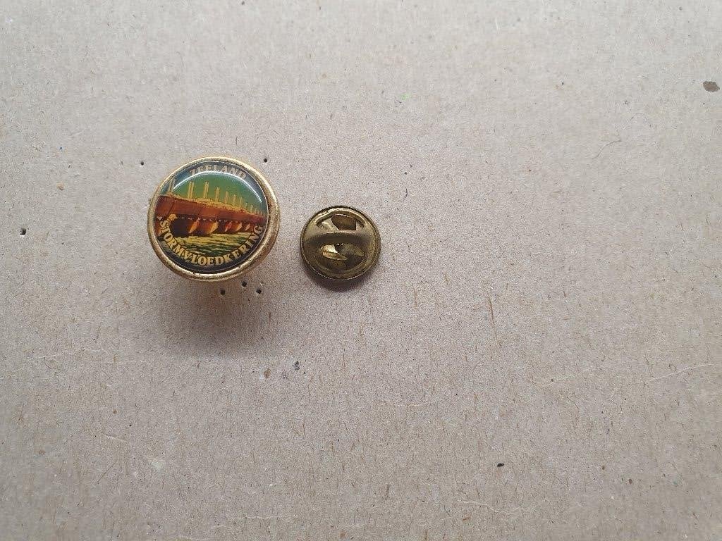 Pin speld Zeeland Stormvloedkering, Verzamelen, Speldjes, Pins en Buttons, Ophalen of Verzenden, Overige onderwerpen