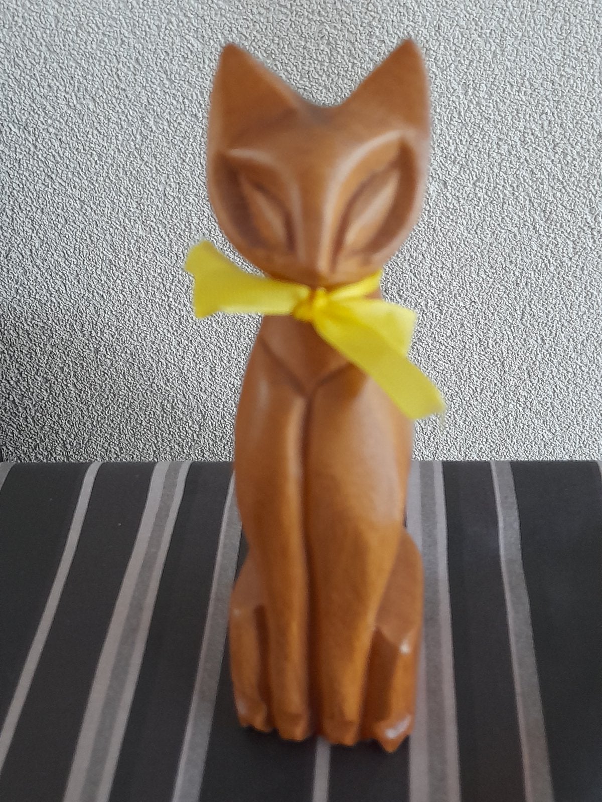 Vintage Houten kat beeldje/snijwerk met gele strik, Antiek en Kunst, Kunst | Beelden en Houtsnijwerken, Overige onderwerpen, Houtsnijwerk