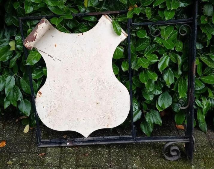 Antiek Frans smeedijzeren uithangbord, Ophalen