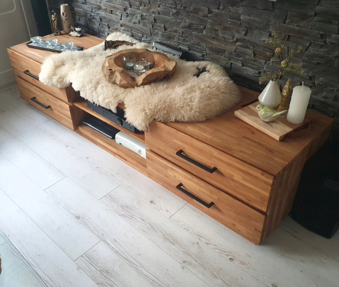 Massief houten tv-meubel met lades en open vakken, 150 tot 200 cm, Ophalen of Verzenden, Zo goed als nieuw, Minder dan 100 cm