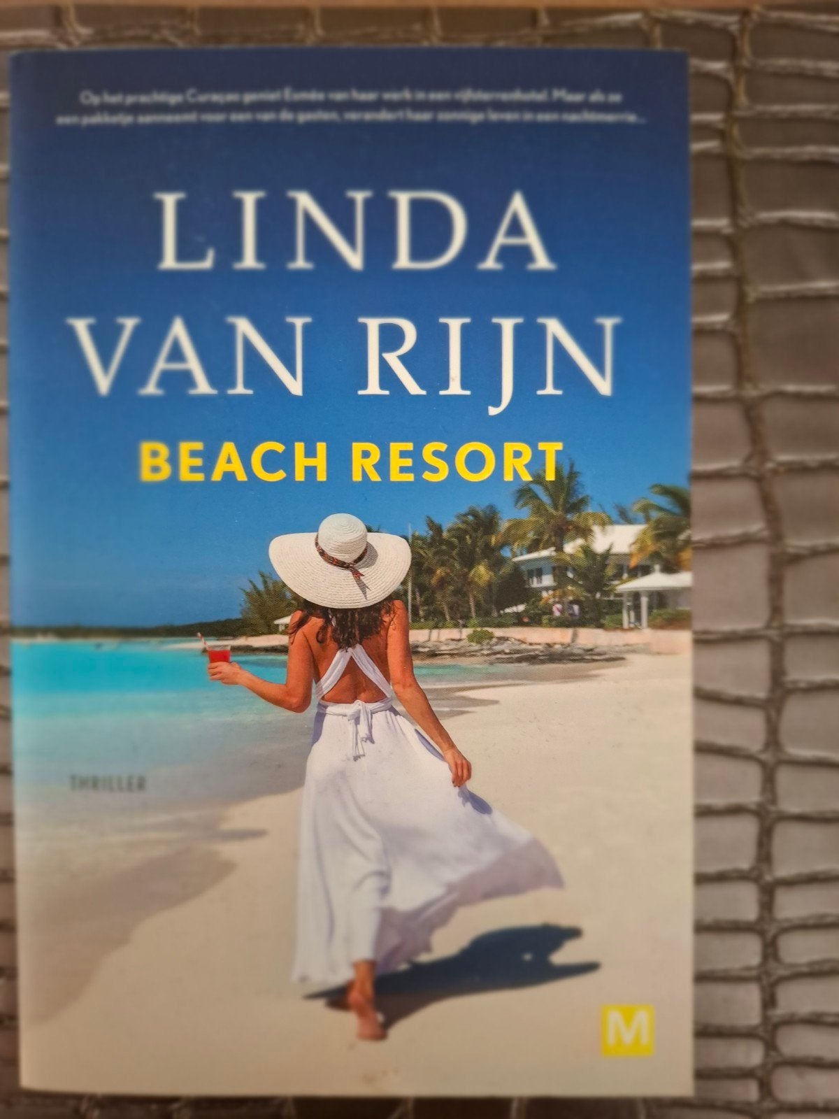 Linda van Rijn - Beach Resort (Thriller), Ophalen of Verzenden, Zo goed als nieuw, Linda van Rijn, Nederland