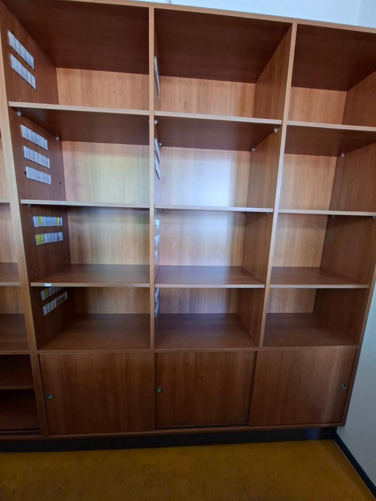 Ruime houten kast met planken en schuifdeuren, Ophalen, 200 cm of meer, Modern, Functioneel, 200 cm of meer
