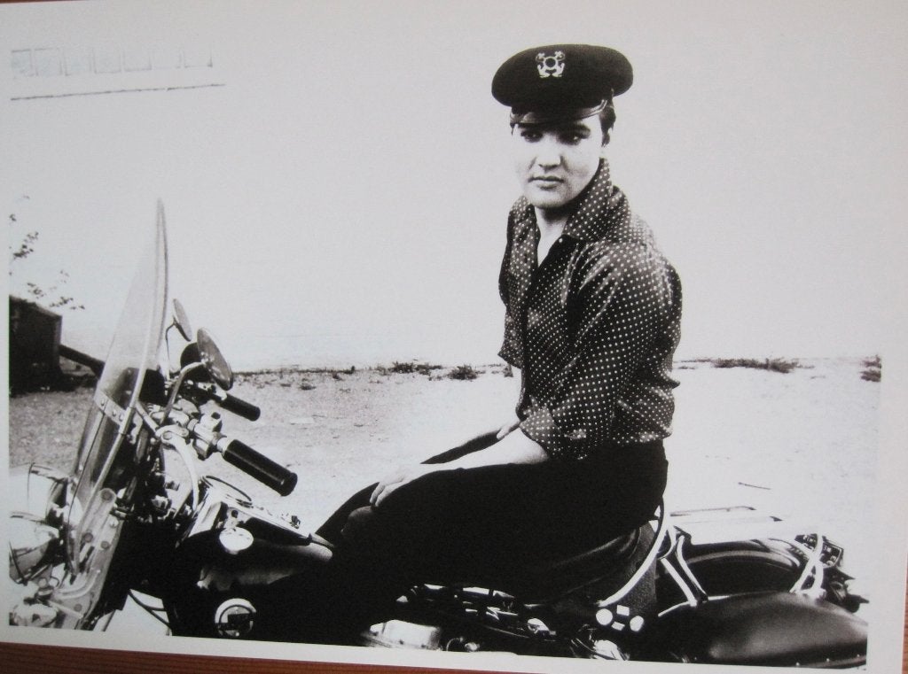 Elvis Presley op een Harley Davidson - nieuwe ansichtkaart, Verzenden, 1980 tot heden, Ongelopen, Sterren en Beroemdheden