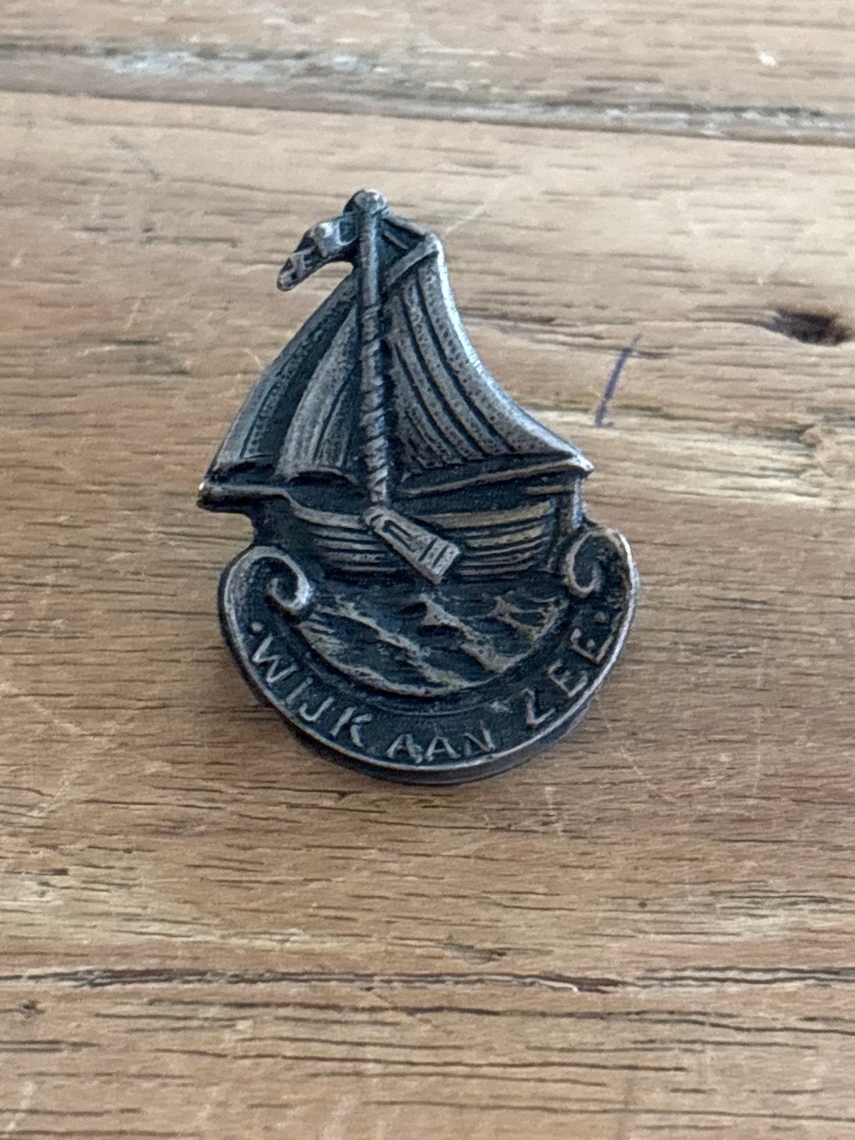 Vintage Speld Wijk aan Zee Zeilboot Zilverkleurig, Sieraden, Tassen en Uiterlijk, Overige materialen, Gebruikt, Minder dan 4 cm