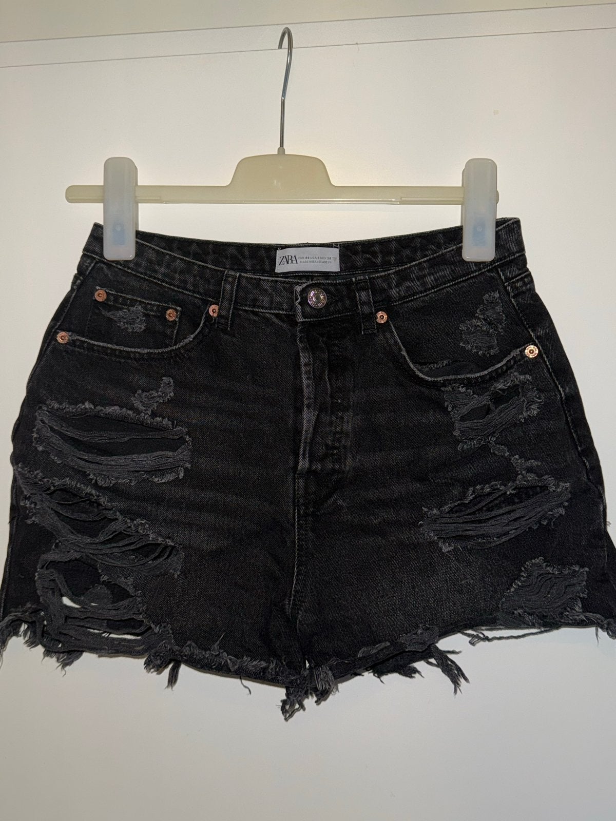 Zara zwarte distressed denim shorts, Kleding | Dames, Ophalen, Kort, Zwart, Zo goed als nieuw