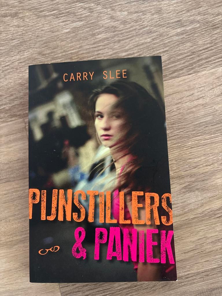 Pijnstillers & Paniek - Carry Slee (Jeugdboek), Ophalen of Verzenden, Gelezen, Fictie