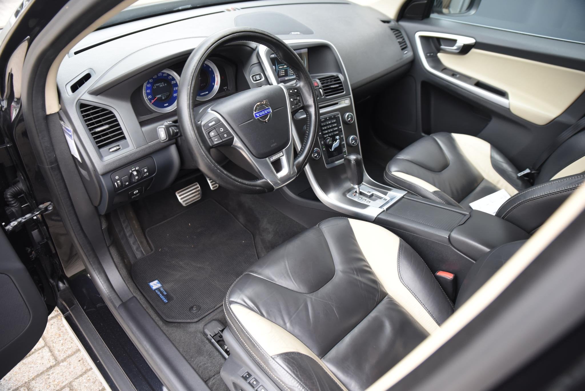 Volvo XC60 3.0 T6 AWD Summum Trekhaak, Auto's, Volvo, Automaat, Euro 5, 2000 kg, Zwart