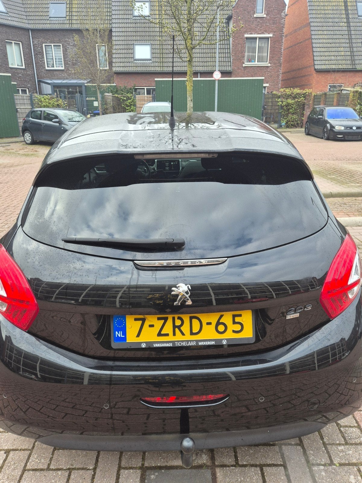 Peugeot 208 1.2 VTI 60KW 5-D 2-TR 2015 Zwart, Auto's, 40 €/maand, 1199 cc, Zwart, Origineel Nederlands
