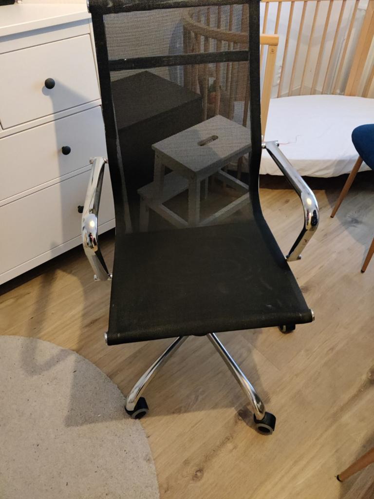 Nette bureaustoel met laminaatwielen, Ophalen