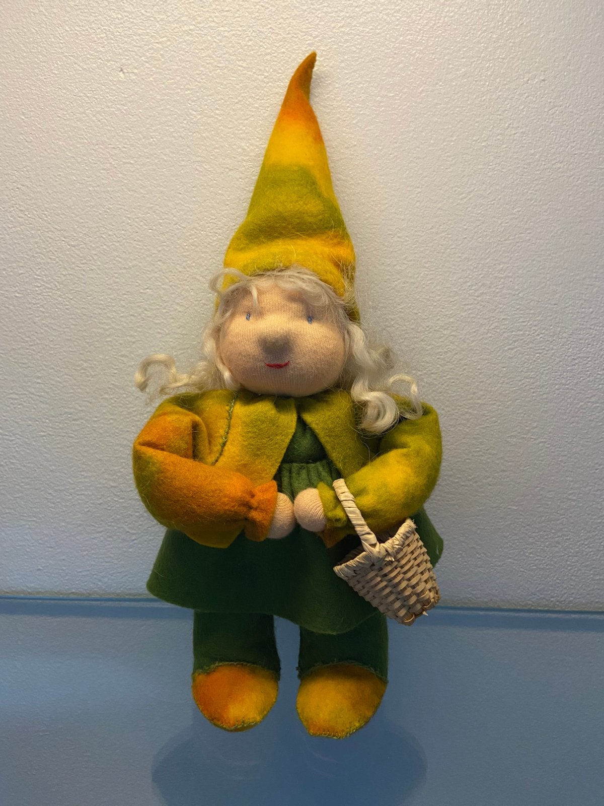Kabouter #3 met okergeel/groen pakje en muts. Handgemaakt, Ophalen of Verzenden, Zo goed als nieuw, Pop