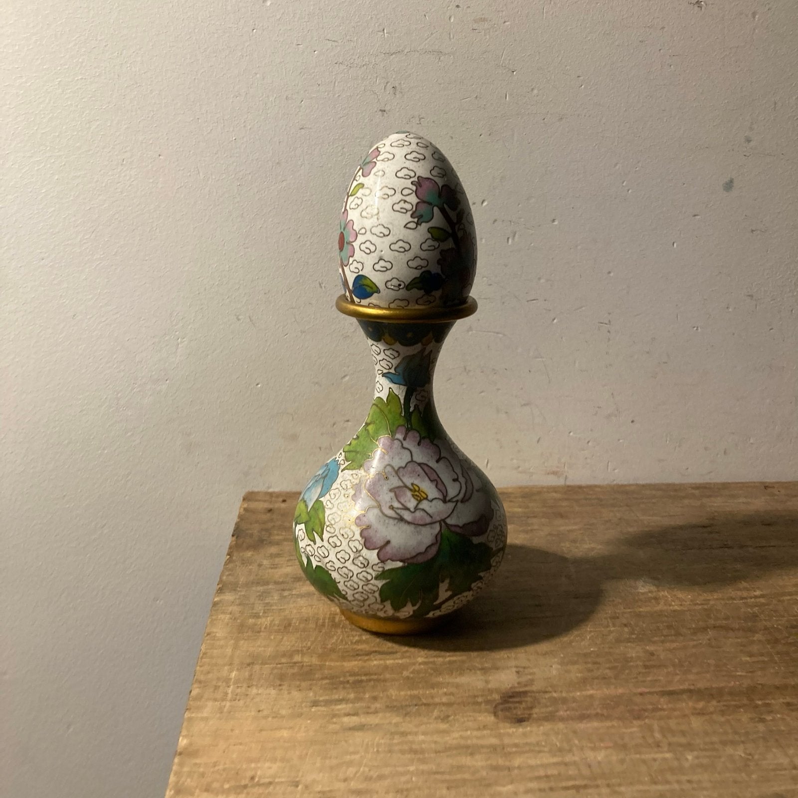Prachtige Chinese Cloisonné Vaas met Bloemmotieven en Deksel, Ophalen of Verzenden