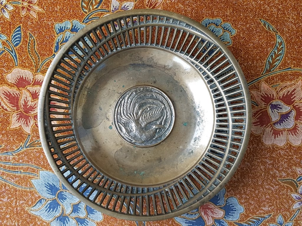 Mooie oude schaal uit Korea met een vuurvogel 22,8 cm., Antiek en Kunst, Ophalen of Verzenden, Koper