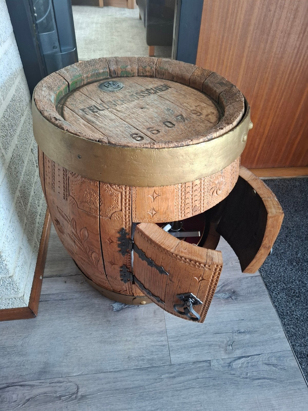 Antieke houten biervat met deuren - Feldschlösschen, Ophalen