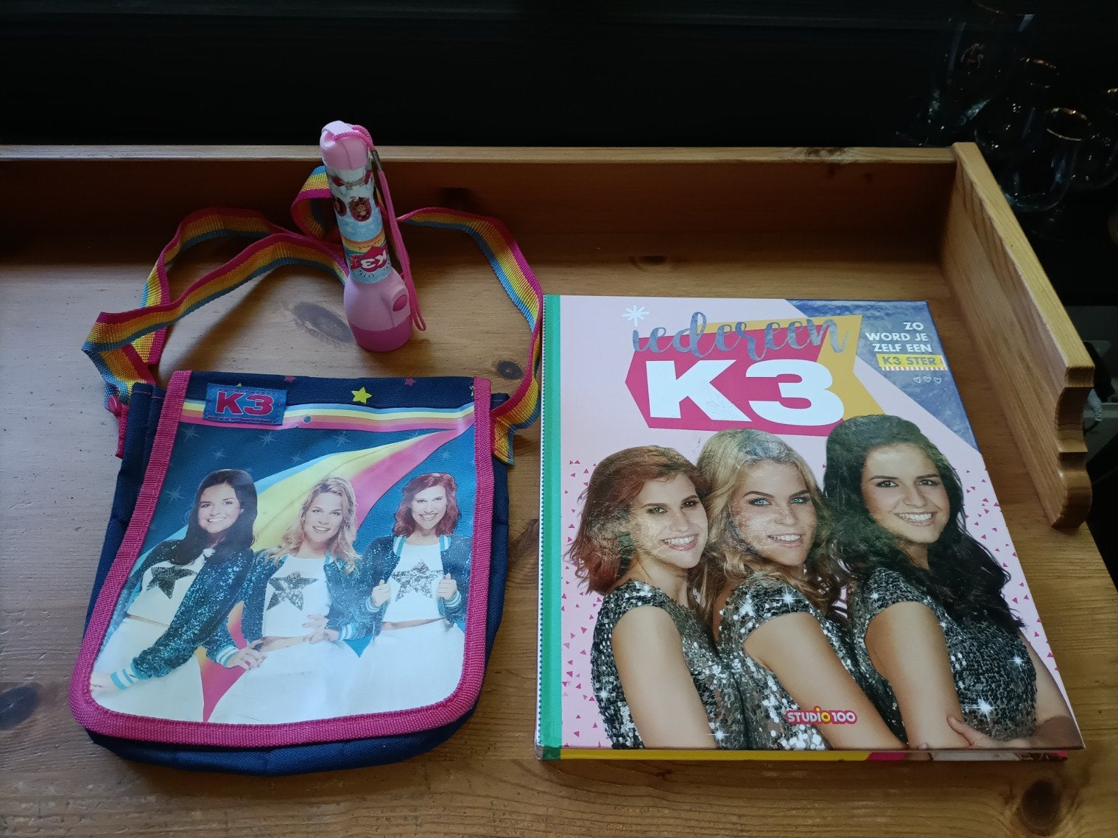 K3 schoudertas + zaklamp + Boek Iedereen K3! met Klaasje, Ophalen of Verzenden, Zo goed als nieuw