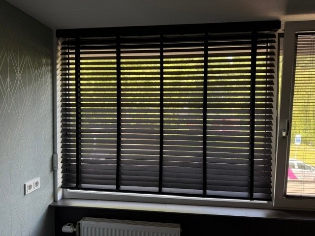 Te Koop: Zwarte Houten Jaloezie( 50mm) 104x144.5, Modern, industrieel, 150 tot 200 cm, Ophalen of Verzenden, Zo goed als nieuw