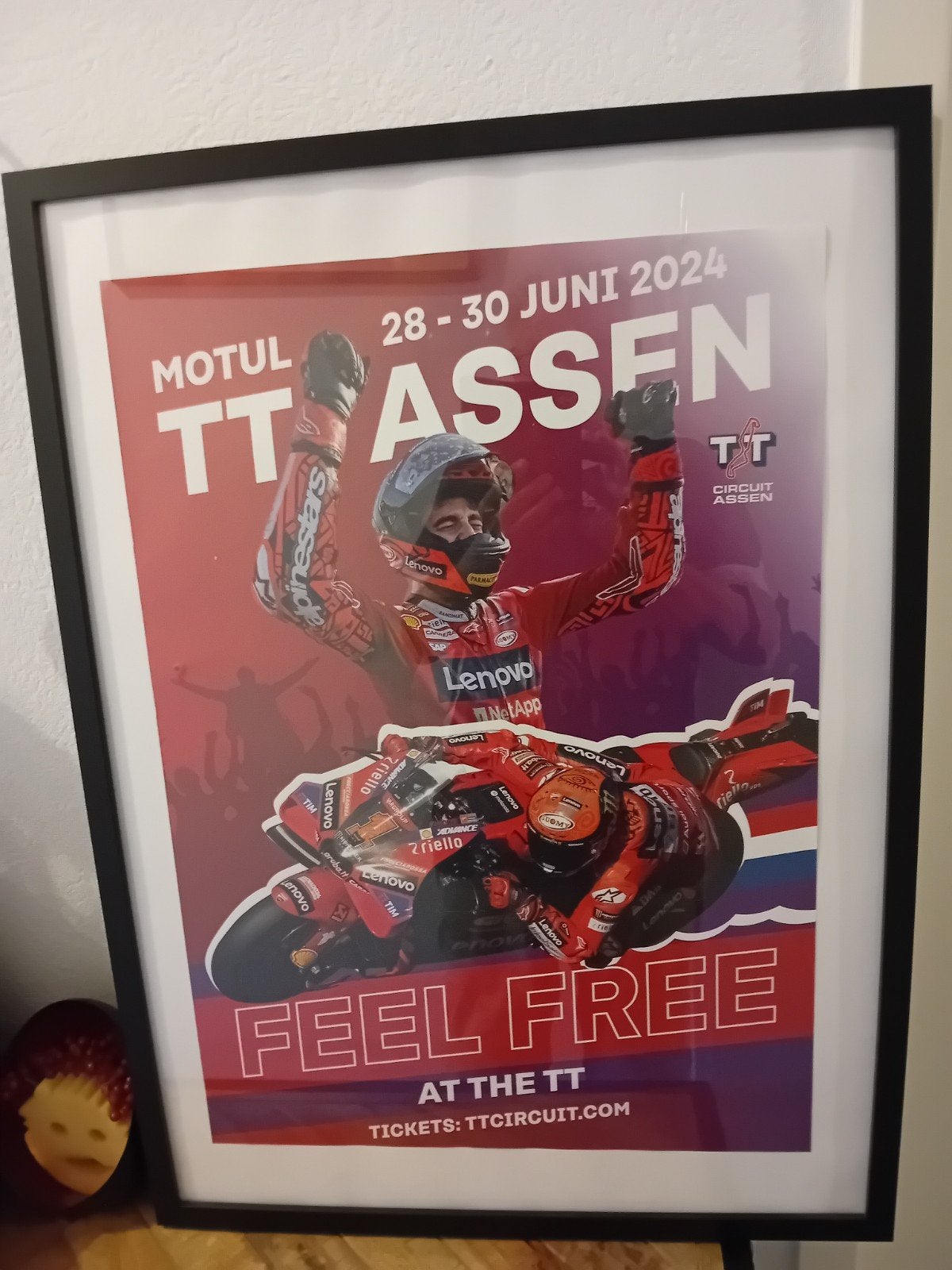 TT Assen 2024 Poster - Motul Feel Free - Ingelijst, Rechthoekig Staand, Met lijst, Ophalen of Verzenden, Zo goed als nieuw