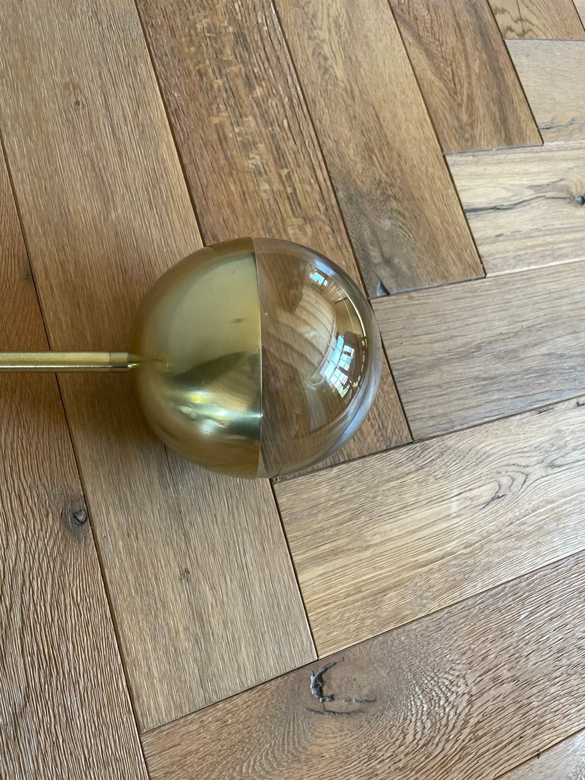 H&M hanglamp goudkleurig met glazen bol, Ophalen, E27 (groot), Zo goed als nieuw, Metaal
