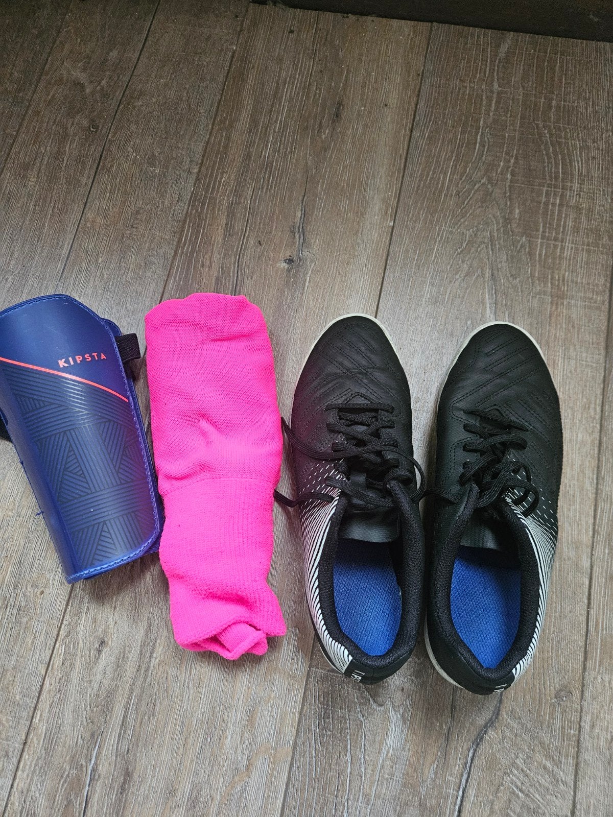 Voetbalset: schoenen (maat 39), scheenbeschermers en sokken, Sport en Fitness, Ophalen, Gebruikt, Set