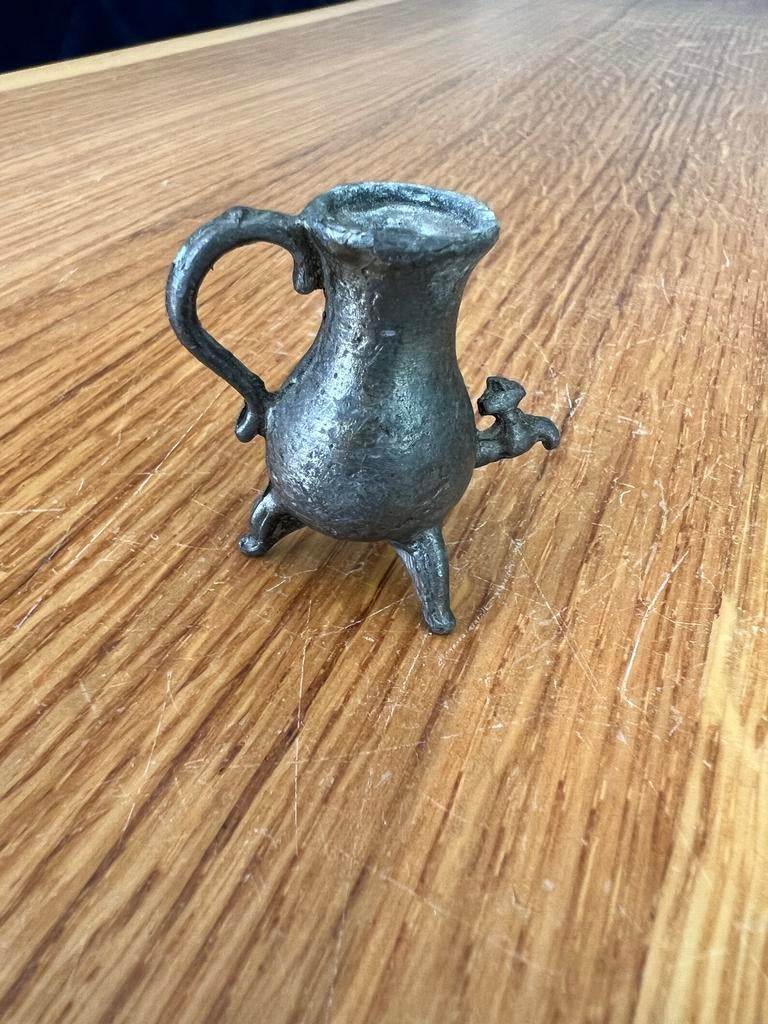 Antieke miniatuur tinnen kan met handvat en drie poten, Ophalen of Verzenden