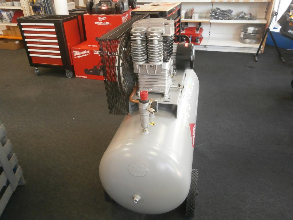 showroommodel zware airpress hk700-300   380 volt, Doe-het-zelf en Verbouw, Compressors, Ophalen, 400 tot 800 liter/min, Airpress