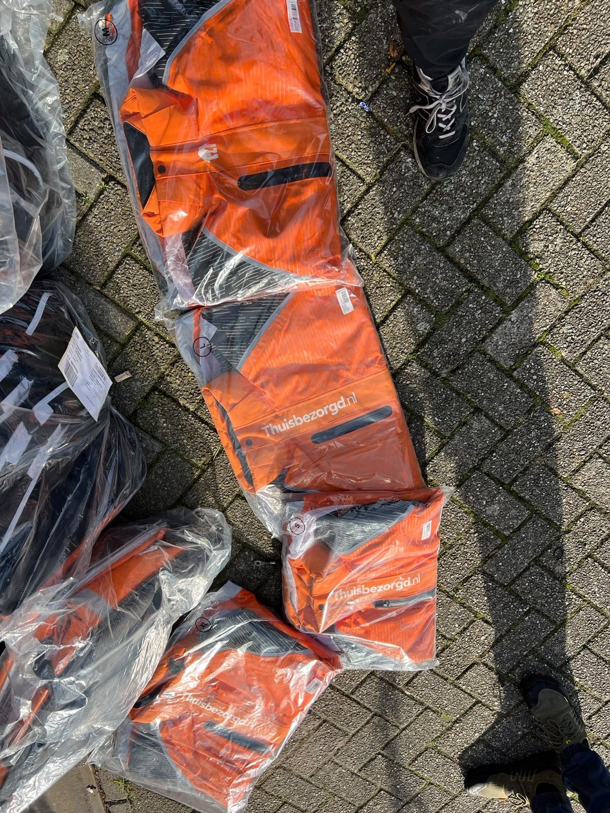 2x Thuisbezorgd Jassen en 2x Bezorgtassen - Nieuw, Ophalen of Verzenden, Nieuw, Overige maten, Oranje