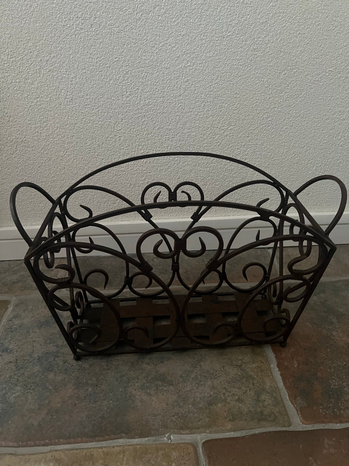 Decoratieve metalen krantenbak met krullen, Ophalen, Gebruikt, Metaal, Vintage