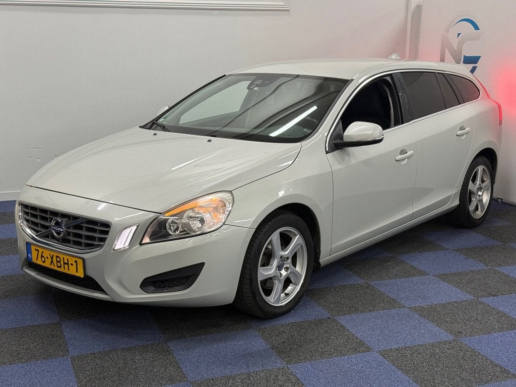 Volvo V60 1.6 T3 Momentum / SUPER NETJES / NETTE AUTO / RIJD, Voorwielaandrijving, 4 cilinders, 150 pk, Leder en Stof