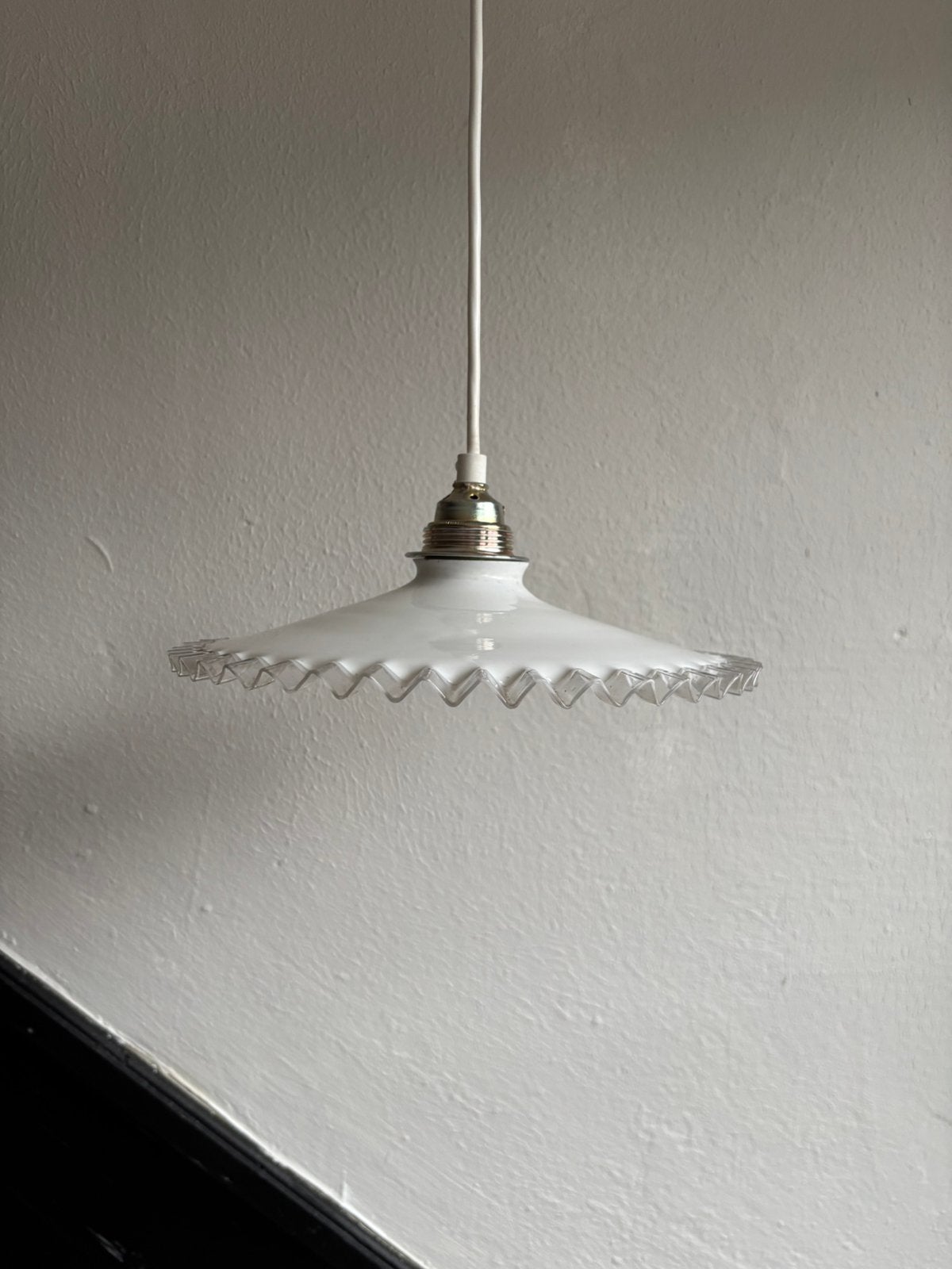 Vintage frans wit kartel kapje melkglas tand glazen hanglamp, Huis en Inrichting, Ophalen of Verzenden, Zo goed als nieuw, Glas