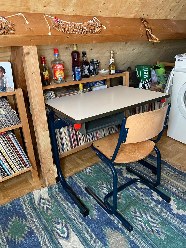 Kleur is wit & stoel is bruin., Huis en Inrichting, Bureaus, Ophalen of Verzenden, Zo goed als nieuw