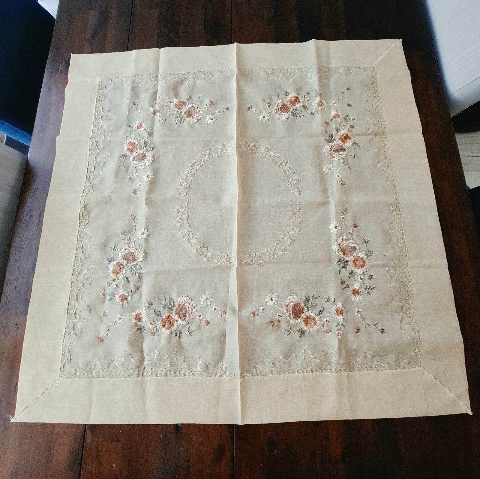Geborduurd organza tafelkleed met bloemenpatroon, 85 cm, Vierkant, Ophalen of Verzenden, Zo goed als nieuw