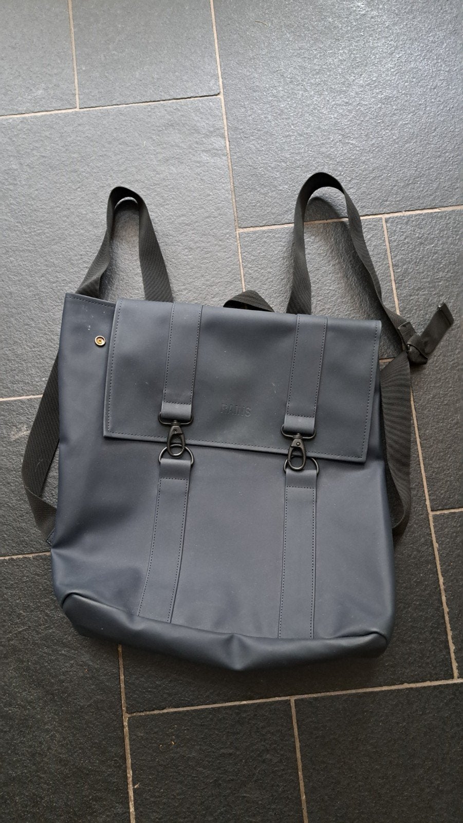 Donkerblauwe Rains rugzak, Sieraden, Tassen en Uiterlijk, Tassen | Rugtassen, Overige merken, Gebruikt, 25 tot 40 cm, Ophalen of Verzenden