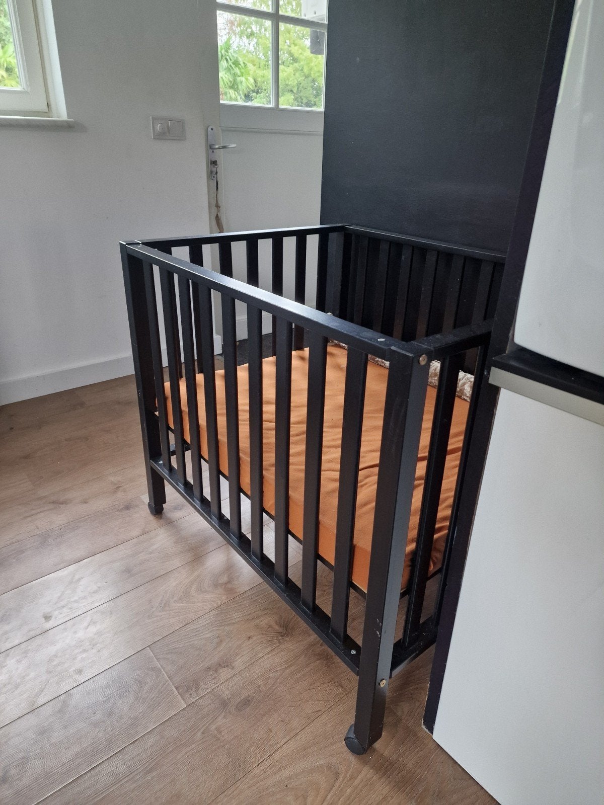Zwart houten babybox met wieltjes, Huis en Inrichting, Ophalen, Zwart, 190 cm of minder, Zo goed als nieuw