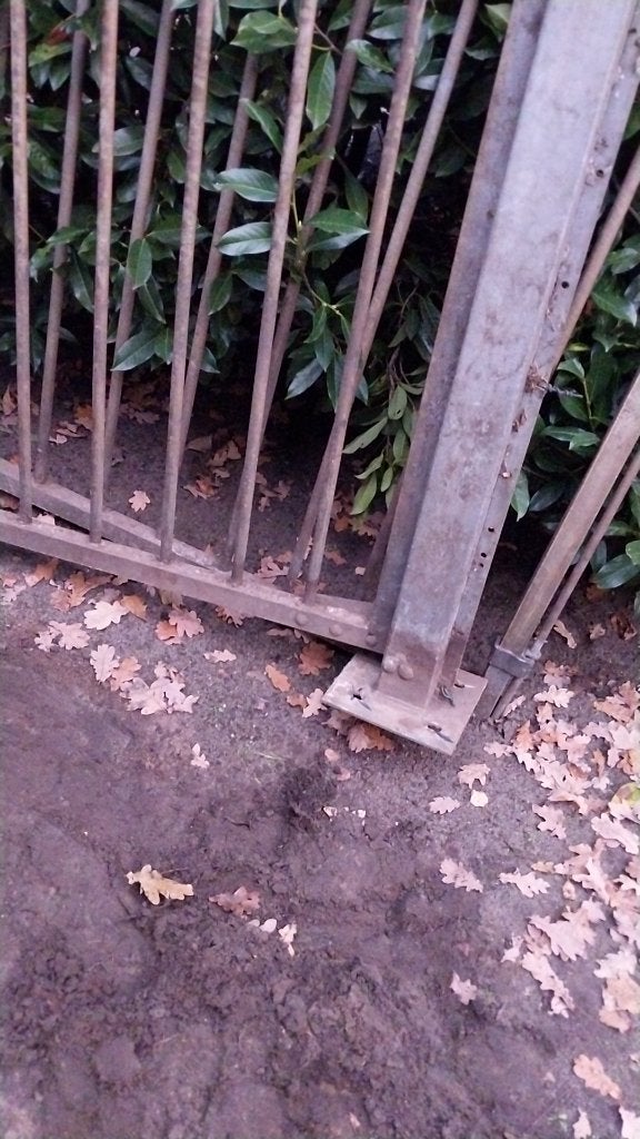 stalen 2 delige poort voor erf of tuin, Ophalen, Met poort, Gebruikt, Sierhekwerk