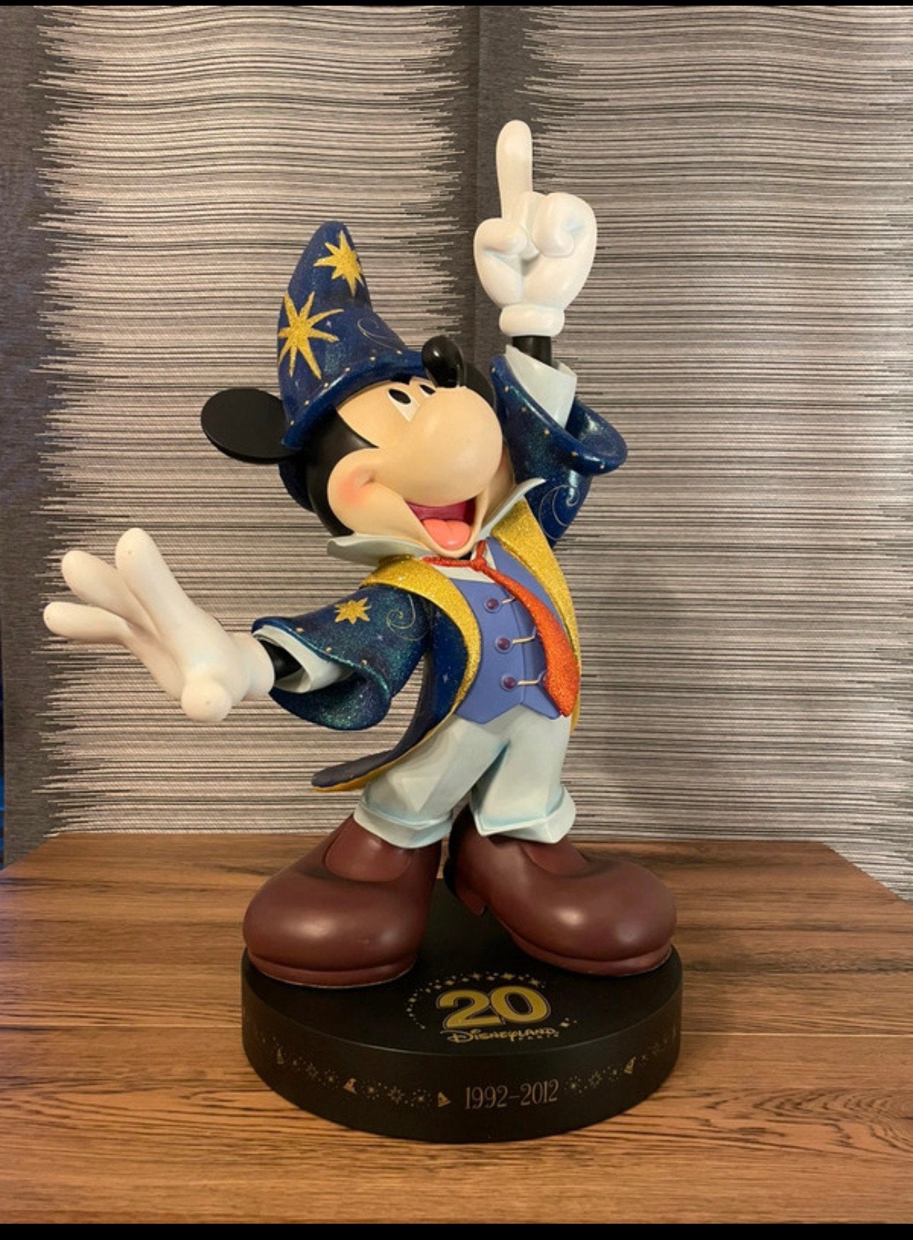 Gezocht: mickey mouse disneyland paris 20th ann statue beeld, Ophalen of Verzenden, Mickey Mouse, Zo goed als nieuw, Beeldje of Figuurtje