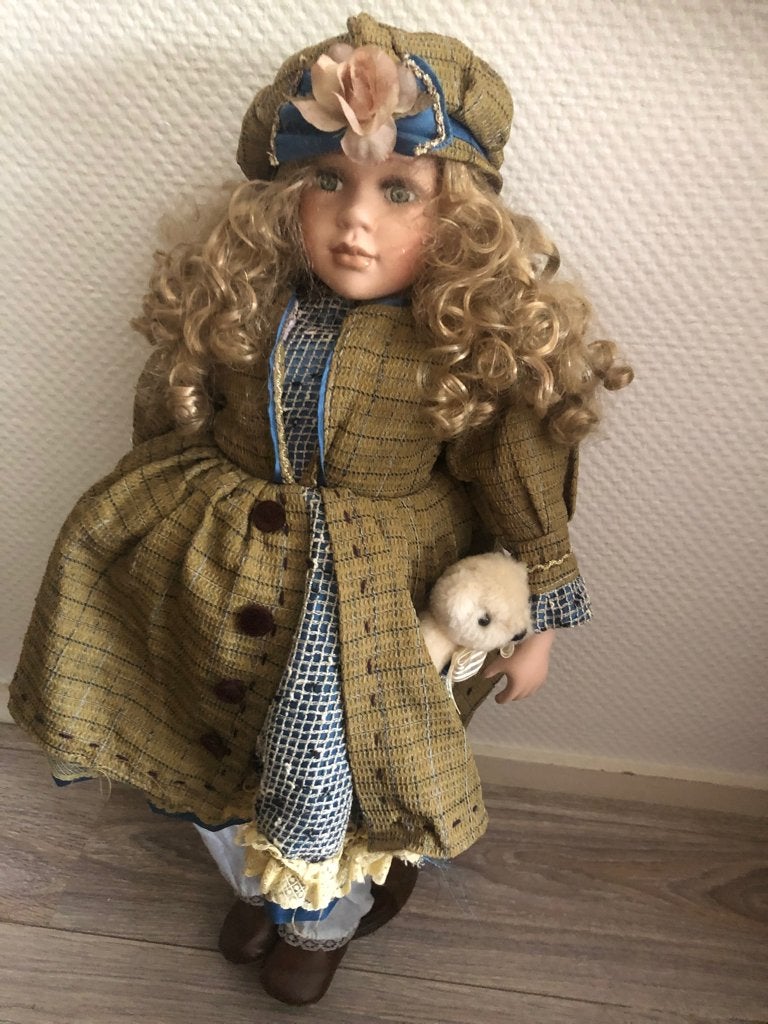 porseleinen pop met krullen en teddybeer, Ophalen of Verzenden, Gebruikt, Pop