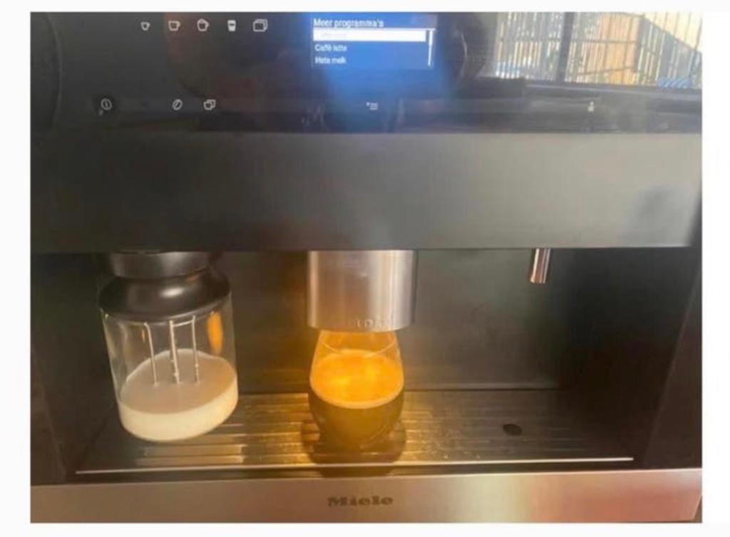 Zeer goede MIELE inbouw koffiemachine CVA6401 TOUCHSCREEN, Witgoed en Apparatuur, Koffiezetapparaten, Ophalen, Afneembaar waterreservoir